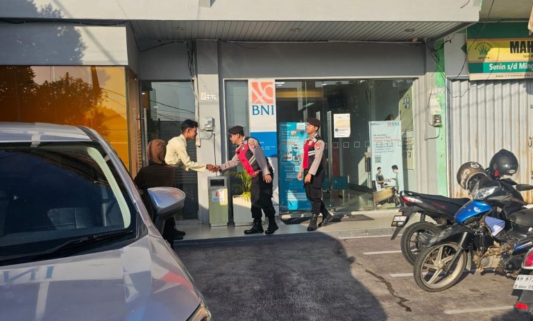 Aktivitas Perbankan Mulai Ramai, Sat Samapta Polres Sukamara Pantau Area Parkir dan Halaman Bank BNI