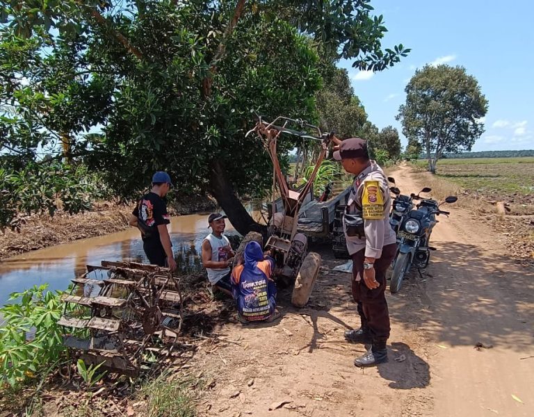 Dukung Ketahanan Pangan, Bhabinkamtibmas Food Estate Cek dan Kontrol Pengolahan Sawah Warga