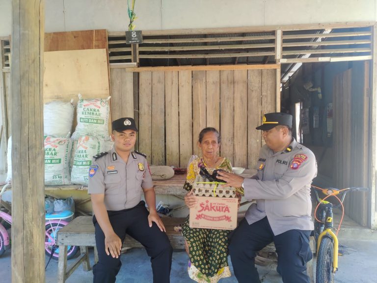 Kepedulian Sosial, SIUM dan SIKEU Polres Pulang Pisau Salurkan Bansos Sembako untuk Warga Lansia di Desa Gohong