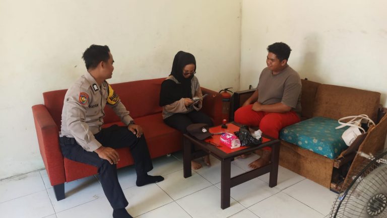 Dekatkan Diri dengan Masyarakat, Bhabinkamtibmas Polsek Kahayan Hilir Sambangi Warga Desa Anjir Pulpis