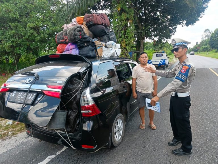 Satlantas Polres Pulang Pisau Beri Teguran Humanis kepada Pengemudi Mobil yang Melebihi Muatan