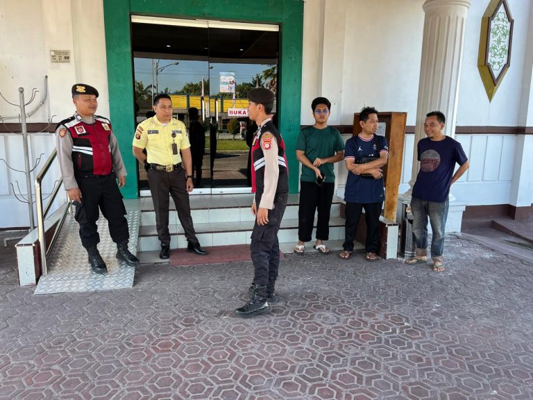 Pastikan Operasional Perbankan Aman, Sat Samapta Polres Sukamara Awasi Situasi Halaman Depan Bank Kalteng