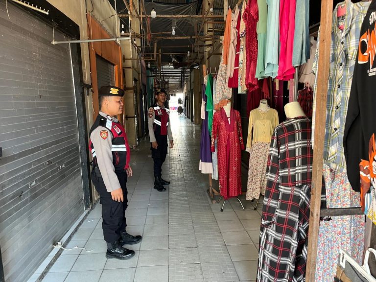 Sambangi Pusat Perbelanjaan Pagi Hari, Sat Samapta Polres Sukamara Pantau Keamanan di Pasar Inpres