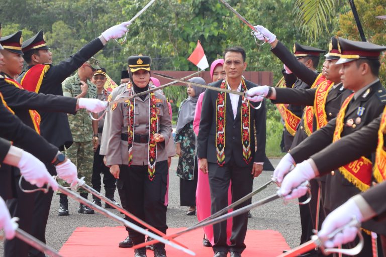 Disambut Anggunnya Tari Bahalai, AKBP Arum Sari Resmi Emban Tugas Jadi Kapolres Gunung Mas