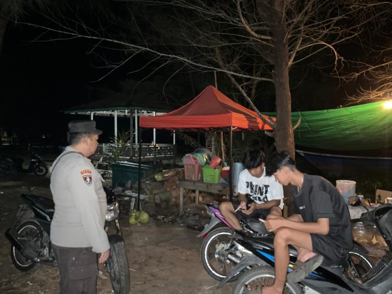 Polsek Pantai Lunci Ronda Malam di Area Pemukiman Pesisir, Datangi Warga yang Sedang Berkumpul