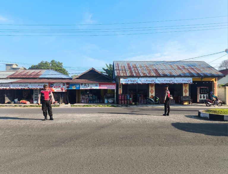 Bantu Kelancaran Pergerakan Warga, Personel Sat Samapta Polres Sukamara Atur Arus Lalu Lintas Pagi Hari