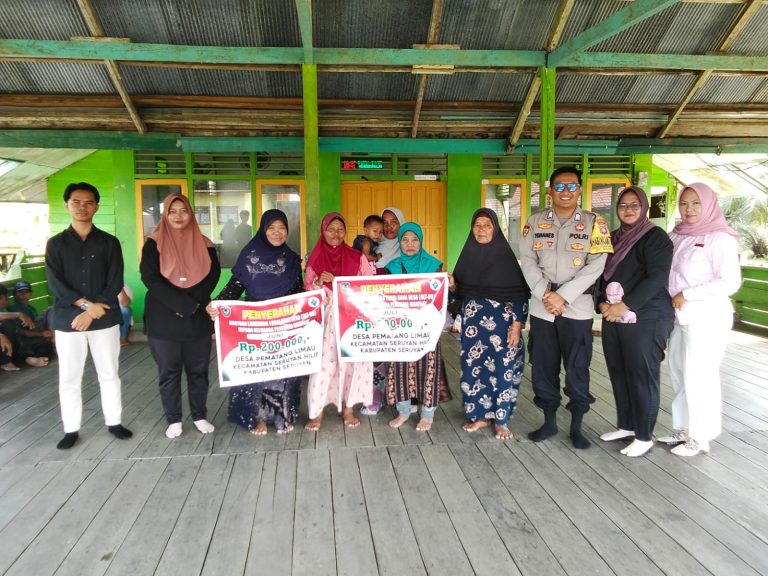 BHABINKAMTIBMAS POLSEK SERUYAN HILIR KAWAL PENYALURAN BLT-DD DI DESA PEMATANG LIMAU