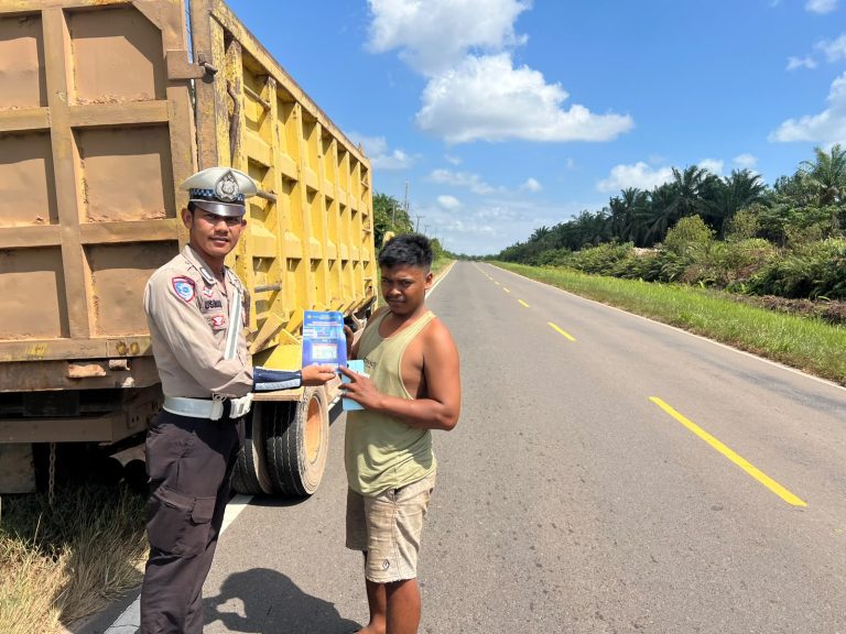 SATLANTAS POLRES SERUYAN GELAR PATROLI R4 DAN BAGIKAN LEAFLET KESELAMATAN DI JALUR RAWAN KECELAKAAN