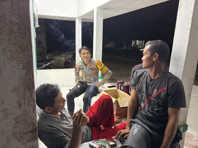 Pantau Situasi Pemukiman Jam Rawan, Personel Polsek Pantai Lunci Bangun Komunikasi Bersama Warga