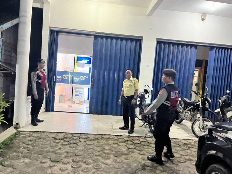 Jaga Keamanan Objek Vital Finansial, Sat Samapta Polres Sukamara Patroli Malam di Bank Mandiri