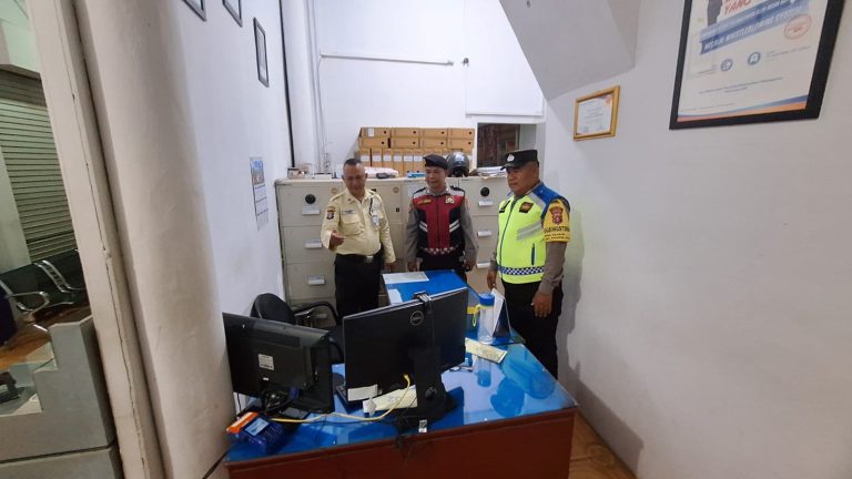 Tingkatkan Keamanan Obyek Vital, Personel Polsek Kahayan Kuala Sambangi Bank BRI Bahaur Hilir