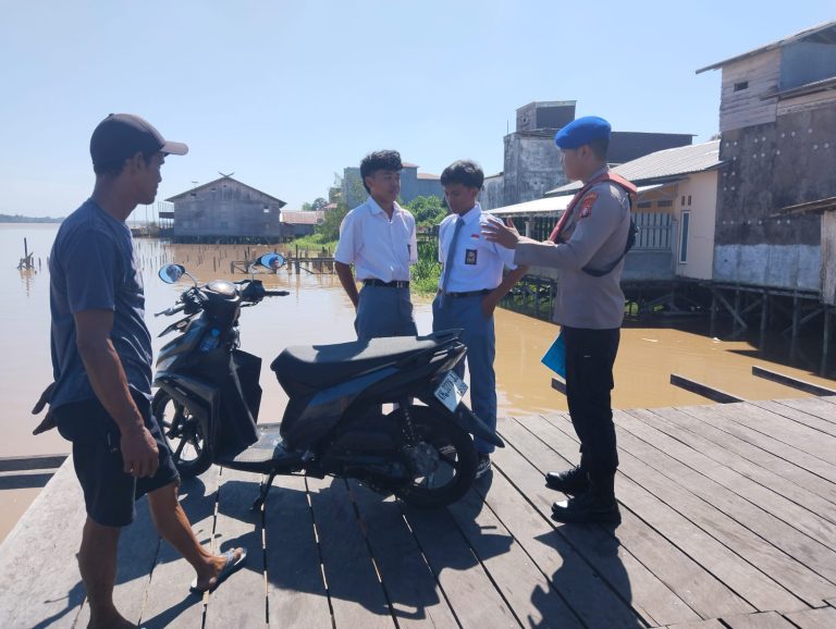 Dekati Pelajar di Pesisir, Satpolairud Polres Pulang Pisau Berikan Imbauan Keselamatan dan Kamtibmas