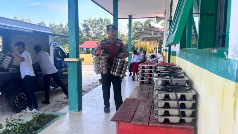PATROLI DAN PENGAWALAN MBG, SAT SAMAPTA POLRES SUKAMARA PASTIKAN PENYALURAN BERJALAN AMAN DAN LANCAR