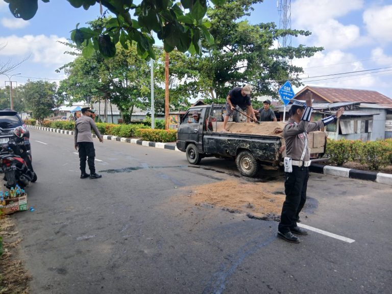 RESPONS CEPAT POLRES SERUYAN TANGANI TUMPAHAN MINYAK DI JALAN, CEGAH KECELAKAAN LALU LINTAS