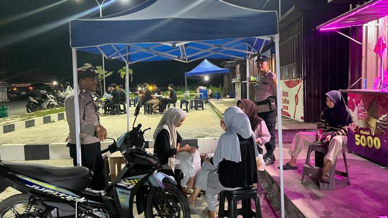PATROLI DIALOGIS POLSEK HANAU HADIR DI TENGAH MASYARAKAT, CIPTAKAN MALAM YANG AMAN DAN KONDUSIF