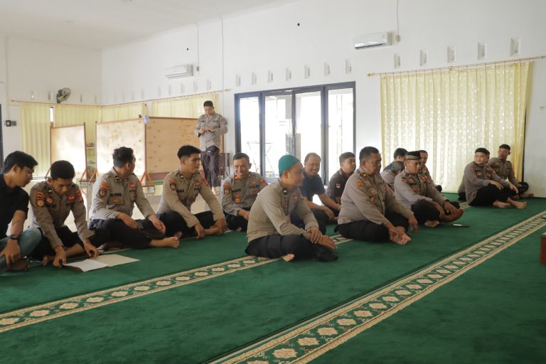 POLRES SERUYAN IKUTI PEMBINAAN ROHANI ISLAM DAN KRISTIANI UNTUK MENINGKATKAN IMAN DAN INTEGRITAS PERSONEL