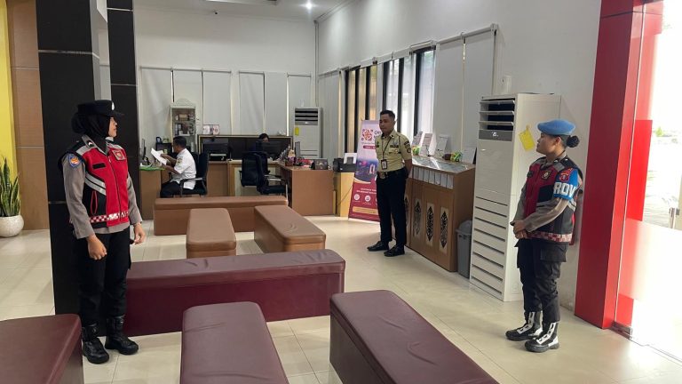 Polwan Polres Gunung Mas Patroli Kamtibmas Lewat Inovasi SITUKEPMAS, Humanis Beri Edukasi dan Kawal Distribusi MBG