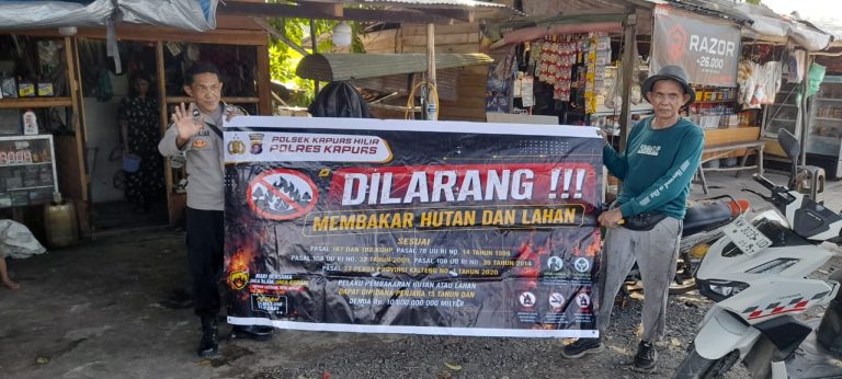 Melalui Pemasangan Spanduk Polsek Kapuas Sampaikan Himbauan Larangan Karhutla Kepada Masyarakat