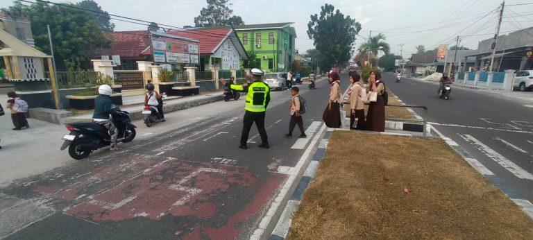 Layani Pengguna Jalan Sejak Pagi, Sat Lantas Polres Sukamara Hadir Jaga Arus Tetap Tertib dan Lancar