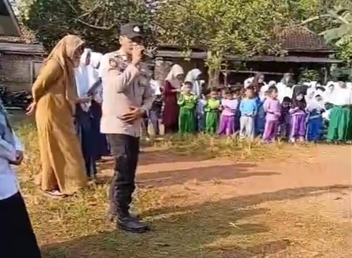 Bhabinkamtibmas Polsek Cibadak Polres Lebak Jadi Pembina Upacara di MI Husnul Khotimah di Desa Margaluyu