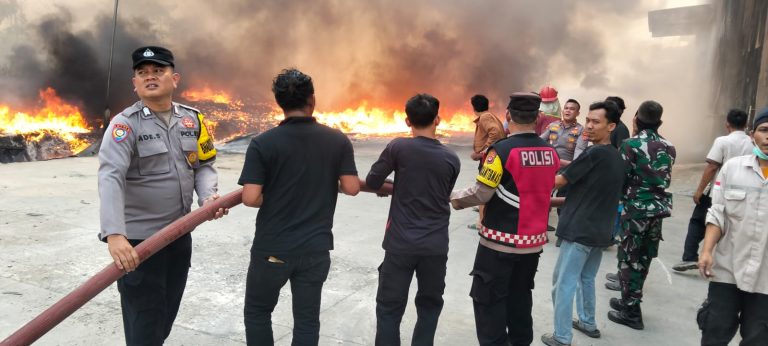 Aksi Cepat Tim Satgas Karhutla Polsek Cikande dan Damkar Gabungan Berhasil Padamkan Kebakaran di Nambo Ilir, Kibin.