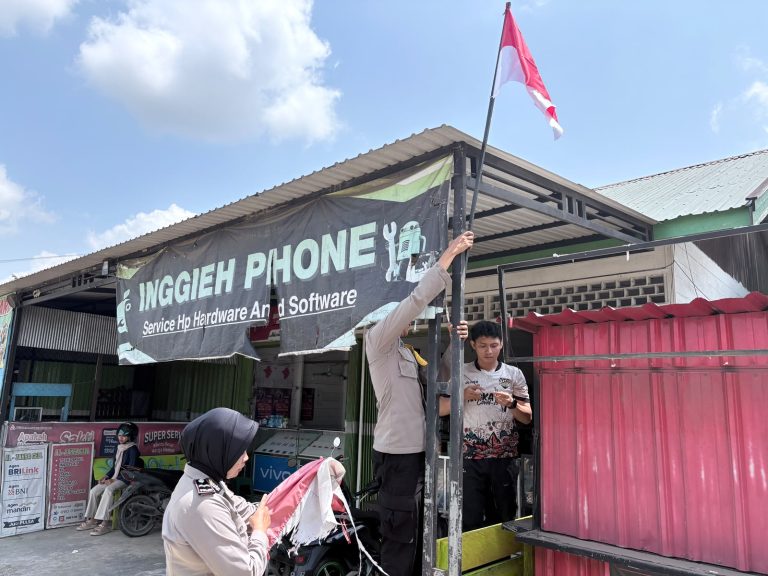 Polsek Murung Bagikan dan Pasang Bendera Merah Putih Di Puruk Cahu