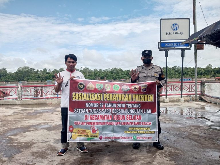 Personel Polsek Dusun Selatan Gencar Sosialisasikan Terkait Larangan Pungli Dengan Warga