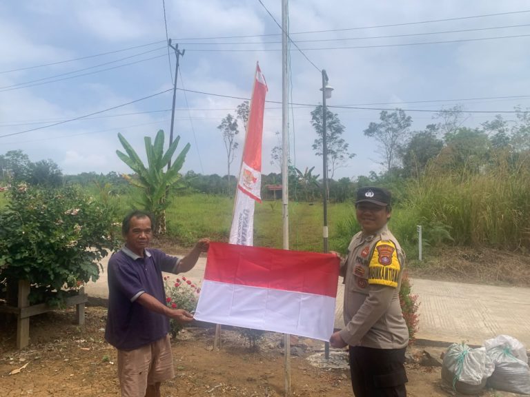 Kobarkan Nasionalisme, Polsek Tanah Siang Bagikan dan Pasang Bendera Merah Putih