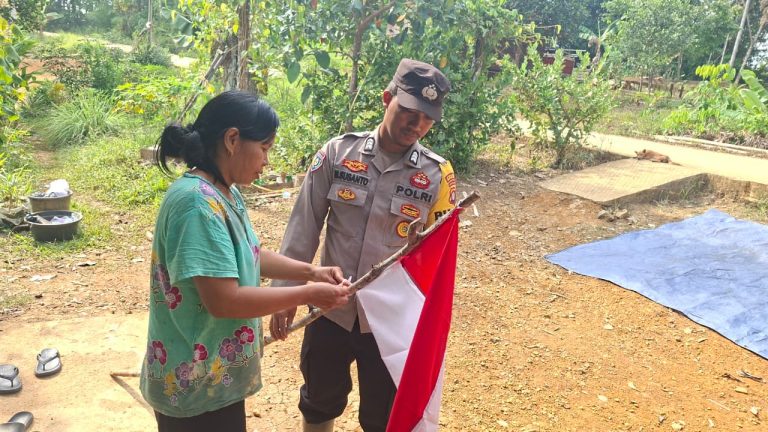 Semarakan Nasionalisme, Polsek Permata Intan Bagikan dan Pasang Bendera Merah Putih