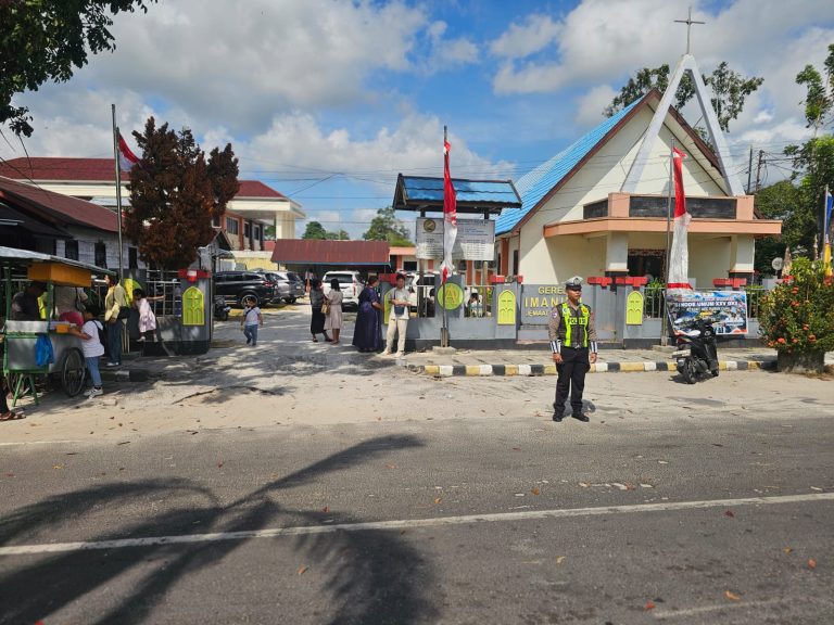 Sat Lantas Polres Sukamara Laksanakan Pengaturan di Depan Gereja, Pastikan Ibadah Minggu Berjalan Aman dan Lancar