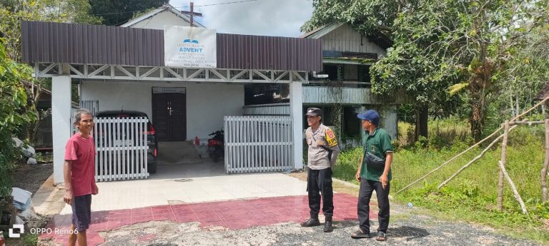Jaga kamtibmas Tetap Kondusif Personil Polsek Kapuas Hilir Tingkatkan Patroli Siang Tribratanews.Kalteng.Polri.go.id, Polsek Kapuas Hilir, Polres Kapuas, Jajaran Polda Kalteng Personel Polsek kapuas Hilir dalam rangka tetap terpeliharanya Kamtibmas yang aman dan kondusif di wilayahnya terus melakukan upaya seperti patroli maupun sambang warga dan melaksanakan pembinaan guna memberikan himbauan-himbauan Kamtibmas,Rabu (12/08/2026) Aiptu Padli Pajar sebagai Ka Spkt 1 Polsek Kapuas Hilir menyampaikan bahwa Adapun kegiatan sambang warga dan patroli dialogis dilaksanakan karena kegiatan ini sangat penting dan efektif kerena bisa bertemu langsung dengan warganya sehingga bisa menggali informasi-informasi yang berkembang dilingkungan masyarakat binaan terkait perkembangan situasi keamanan dan ketertiban masyarakat, selain itu personil juga melaksanakan patroli ke Objek vital seperti ke SPBU guna monitoring perkembangan Harga BBM guna menghindari ada oknum nakal yang memanfaatkan situasi dengan menimbun dan menjualnya kembali dengan harga yang lebih mahal, juga agar menghindari adanya antrian panjang di SPBU yang dapat menimbulkan kerawanan kamtibmas, personil Polsek Kapuas Hilir juga memberikan himbauan-himbauan Kamtibmas dengan mengajak warga untuk ikut serta dalam menjaga Kamtibmas terutama di lingkungan tempat tinggalnya masing-masing, selain itu kami juga meminta warga binaan untuk segera melaporkan kepada aparat keamanan terdekat bila mengetahui adanya pelaku tindak Kriminalitas maupun adanya warga yang menimbun BBM di lingkungannya. “Kegiatan sambang warga dan yang dilakukan oleh personel polsek Kapuas Hilir guna menghadirkan polri di tengah-tengah masyarakat yang bertujuan memberikan rasa aman dan nyaman terhadap warga masyarakat terutama warga desa binaan, disamping itu juga dengan keberadaan polisi dipemukiman warga diharapkan bisa memberikan rasa aman dapat serta mengurangi dan meminimalisir adanya pelaku tindak kriminalitas”.(K20)