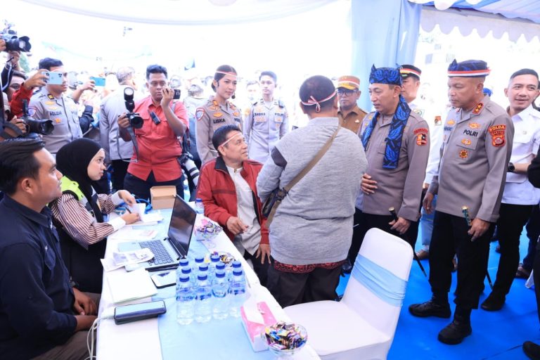 Polda Banten Salurkan 7500 paket Sembako dan 1000 Tas dalam Bakti Sosial di Bayah