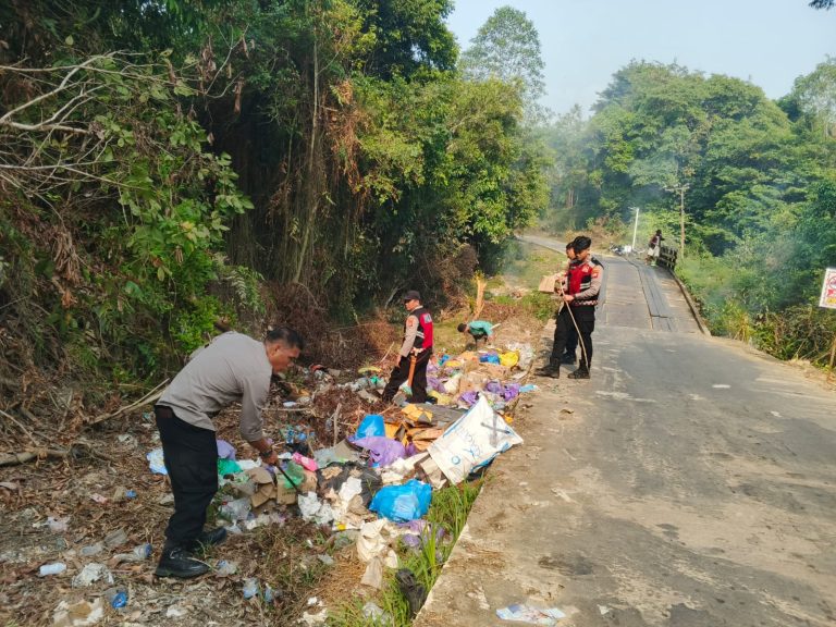 Sambut HUT RI Ke-81, Polres Murung Raya Bersihkan Sampah di Jembatan Taheta Juking Pajang