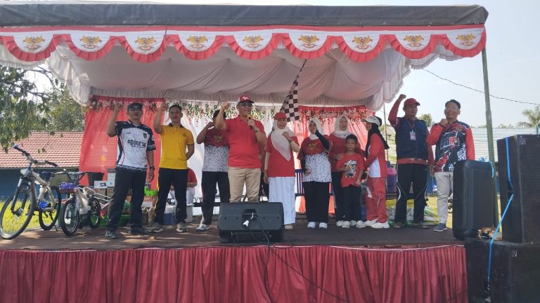SEMARAK HUT KE-81 RI KAPOLSEK KAPUAS HILIR IKUT JALAN SANTAI DAN SENAM BERSAMA WARGA DESA SEI ASAM