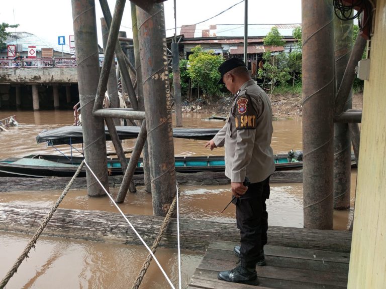 Personel Polsek Dusel Patroli Dialogis, Cek Ketinggian Air Dipelabuhan Pasar Lama Buntok