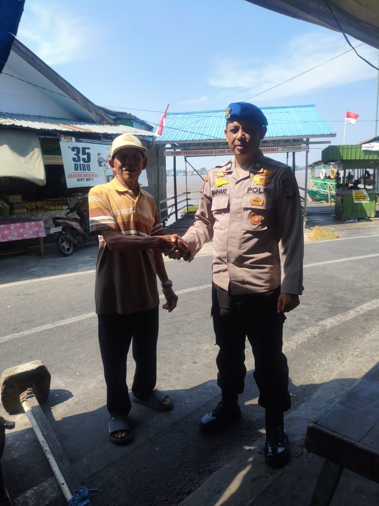 Satpolairud Polres Kapuas Cek Kelengkapan Alat Keselamatan kapal yang melintas DAS Kapuas