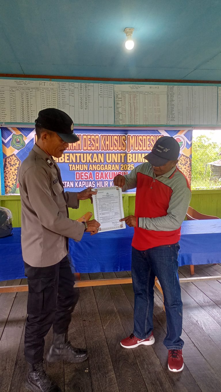 Sambang Warga Polsek Kapuas Hilir Sampaikan Maklumat Kapolda Tentang Sanksi Pidana Dan Denda Bagi Pelaku Karhutla Kepada Masyarakat