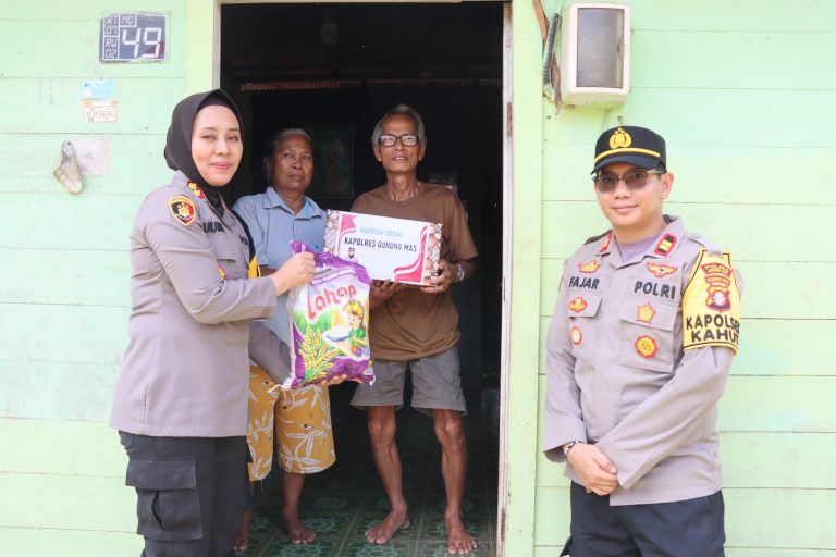 Kunjungan Kerja Kapolres Gunung Mas ke Polsek Kahut Diwarnai Penyaluran Bansos untuk Warga Tumbang Miri