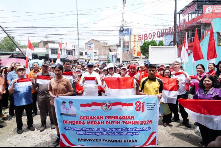 Pupuk Nasionalisme, Pemkab Tapanuli Utara Bagikan 1.814 Bendera Merah Putih di Siborong-borong