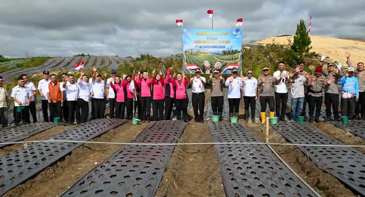 Bupati dan Kapolres Humbahas Ikuti Vidcon dan Laksanakan Gerakan Penanaman Bawang Putih Serentak
