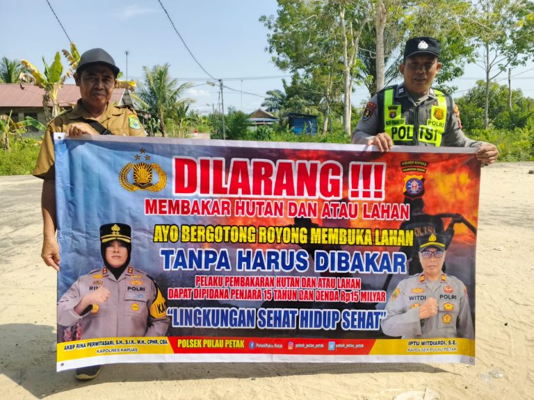 DALAM UPAYA PENCEGAHAN KEBAKARAN HUTAN DAN LAHAN, PERSONEL POLSEK PULAU PETAK SOSIALISASIKAN SANKSI PIDANA PELAKU KARHUTLA KE MASYARAKAT KECAMATAN PULAU PETAK