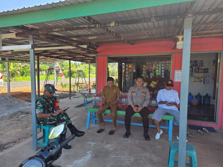 PERSONIL POLSEK PULAU PETAK LAKSANAKAN PATROLI DIALOGIS KE DESA-DESA WILAYAH KECAMATAN PULAU PETAK