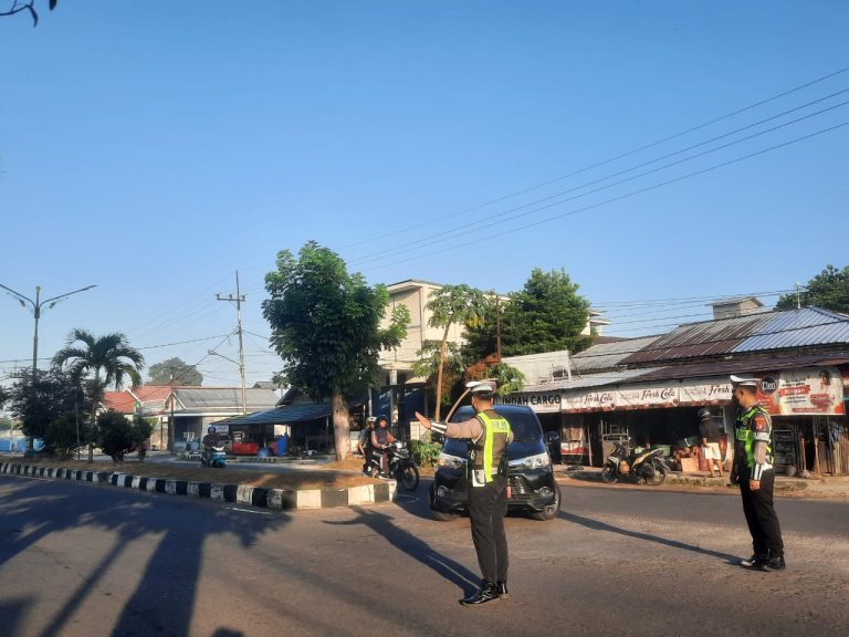 Jaga Kamseltibcarlantas pada Jam Sibuk, Sat Lantas Polres Sukamara Hadir Atur Mobilitas Masyarakat