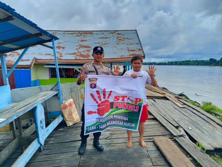 Personel Polsek Dusel Gencar Sosialisasikan Larangan Pungli Dengan Warga