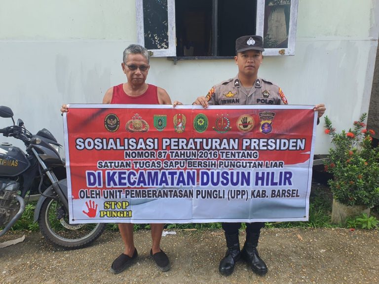 Personel Polsek Dusun Hilir Gencar Sosialisasikan Larangan Pungli Dengan Warga