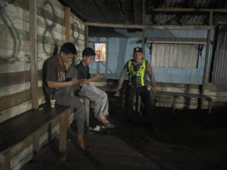 ANGGOTA POLSEK PULAU PETAK LAKSANAKAN PATROLI MALAM, GUNA MEWUJUDKAN KAMTIBMAS KONDUSIF DI WILAYAH KECAMATAN PULAU PETAK