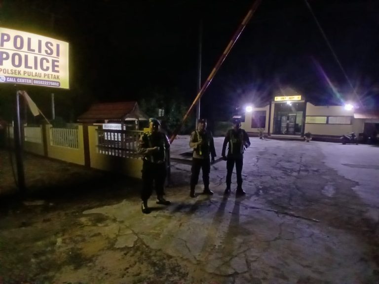 POLSEK PULAU PETAK LAKSANAKAN KEGIATAN SIAGA MAKO PADA MALAM HARI GUNA CIPTAKAN SITUASI AMAN