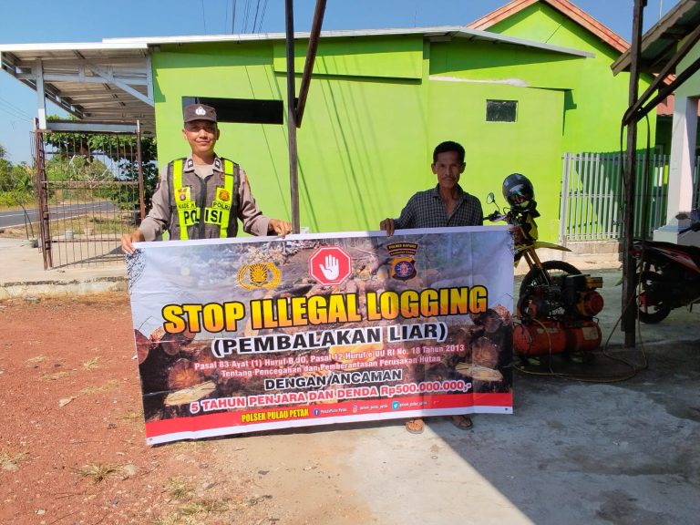 SOSIALISASI PENEBANGAN HUTAN SECARA LIAR (ILEGAL LOGING) OLEH PERSONIL POLSEK PULAU PETAK