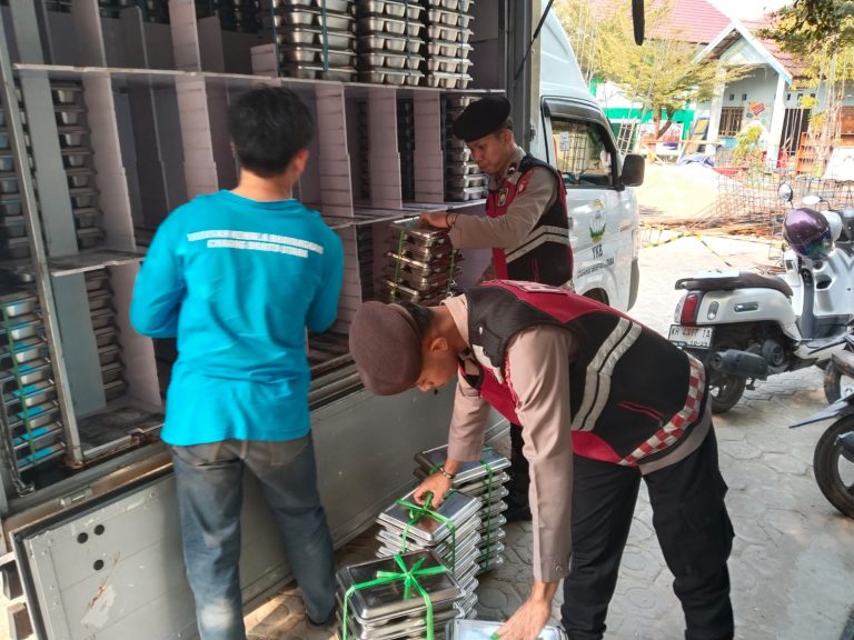 Polres Barito Utara Kawal Ketat Pendistribusian Paket Makanan Bergizi Gratis ke Sekolah di Muara Teweh