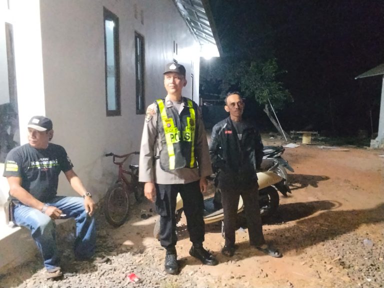 ANGGOTA POLSEK PULAU PETAK LAKSANAKAN PATROLI MALAM, GUNA MEWUJUDKAN KAMTIBMAS KONDUSIF DI WILAYAH KECAMATAN PULAU PETAK